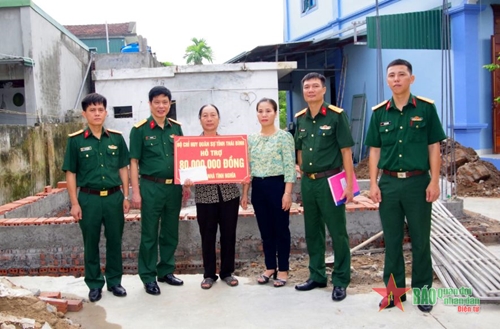Bộ CHQS tỉnh Thái Bình trao 160 triệu đồng xây nhà tình nghĩa tặng đối tượng chính sách